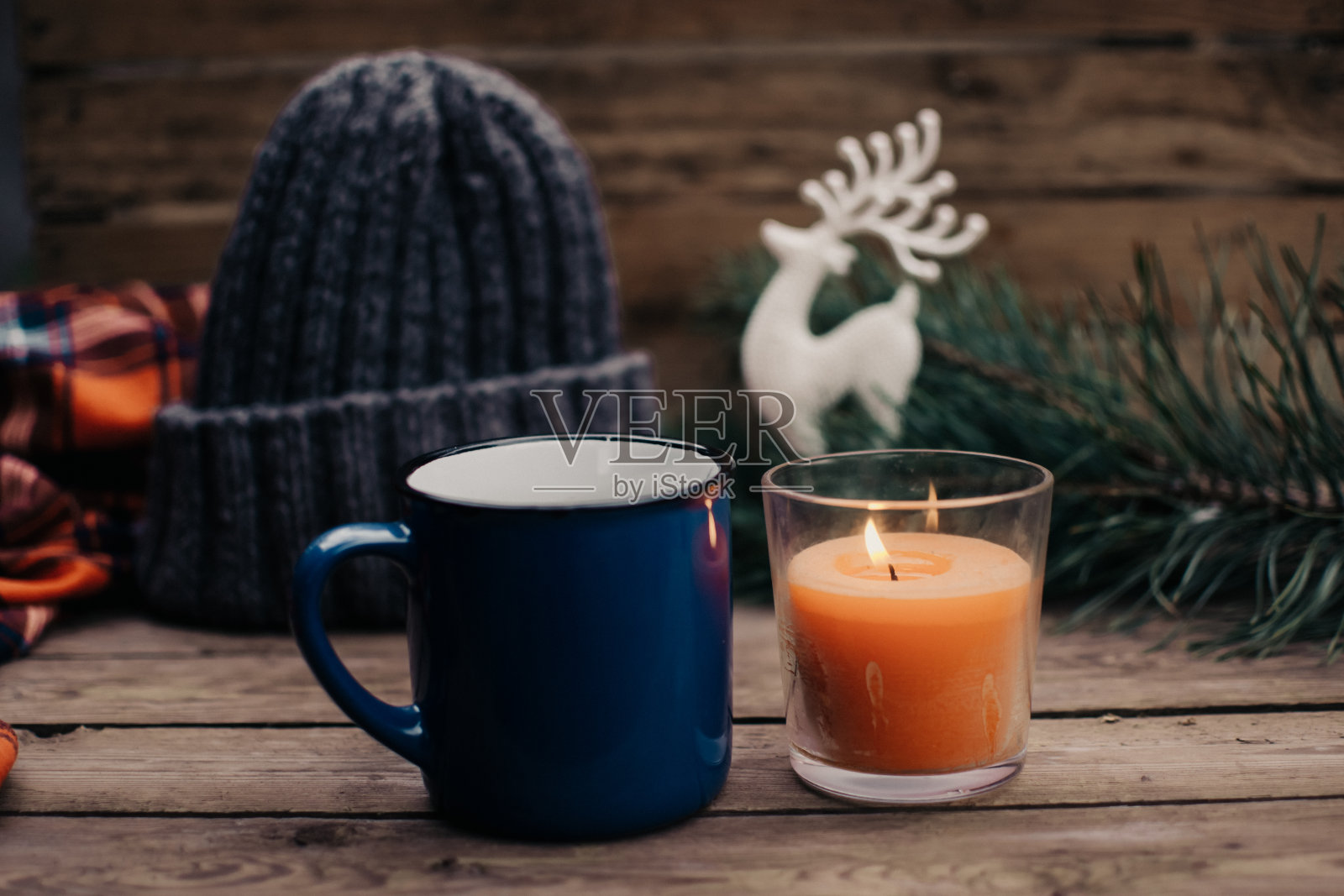 平铺冬秋舒适的复古背景与拷贝空间。茶杯或咖啡放在木桌上。圣诞节的气氛。照片摄影图片
