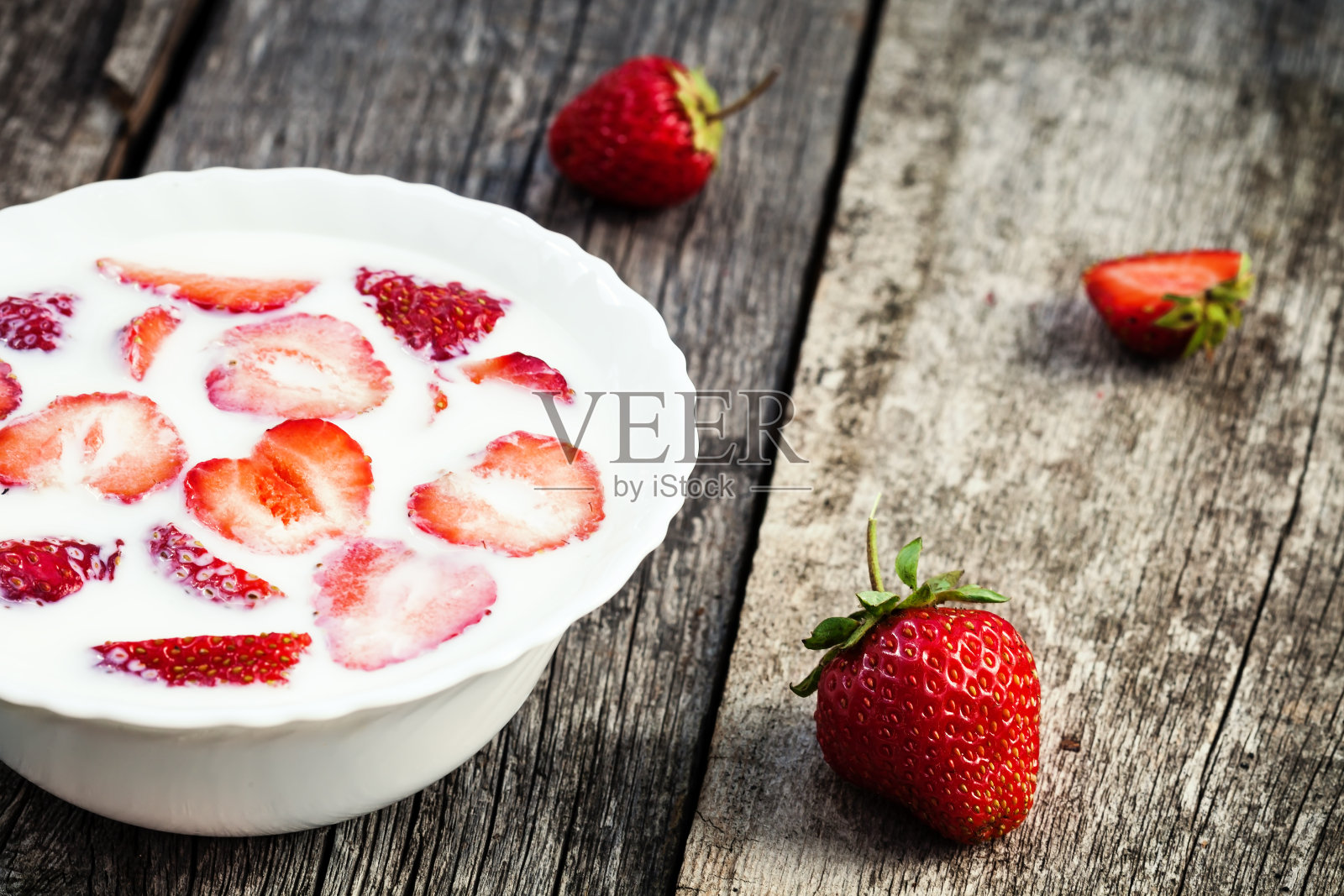 香甜可口的牛奶草莓汤照片摄影图片