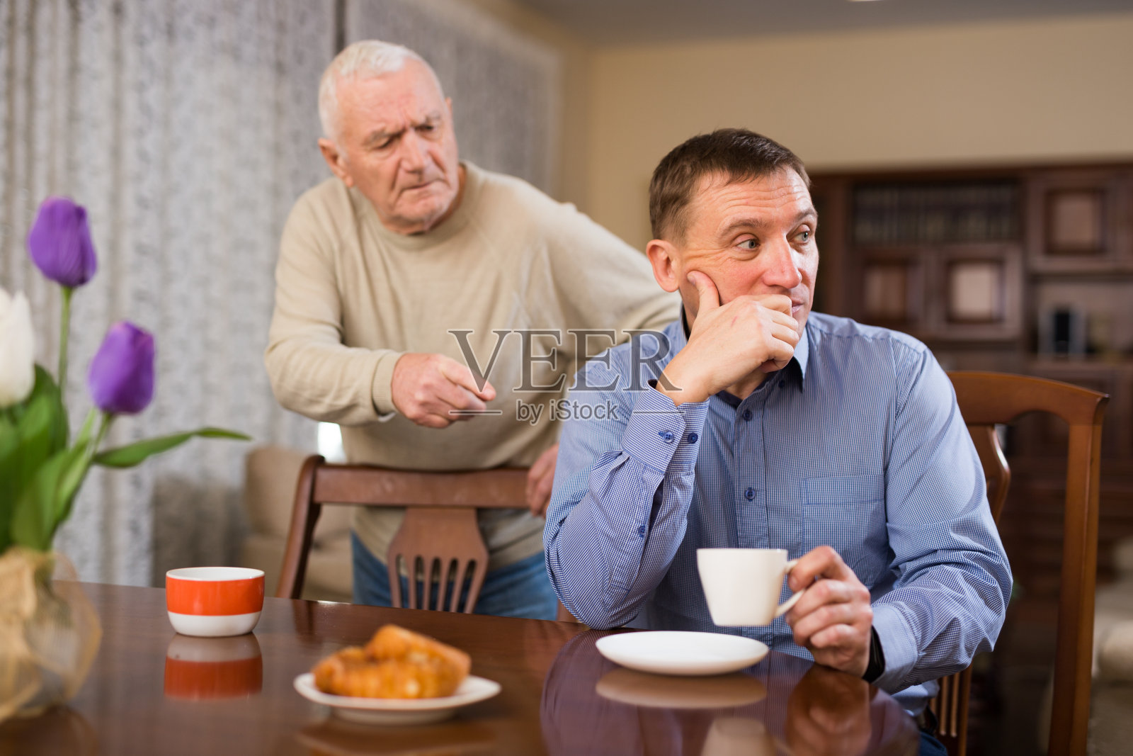 男人听着老父亲的训斥照片摄影图片