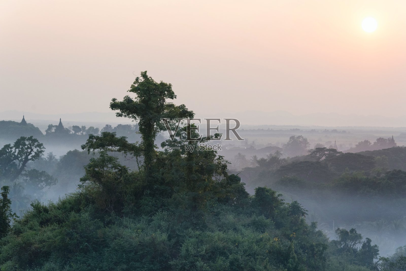 缅甸若开邦的摩洛村，佛塔和宝塔照片摄影图片