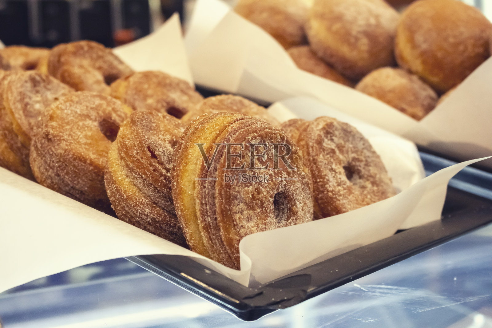 cronuts托盘上照片摄影图片