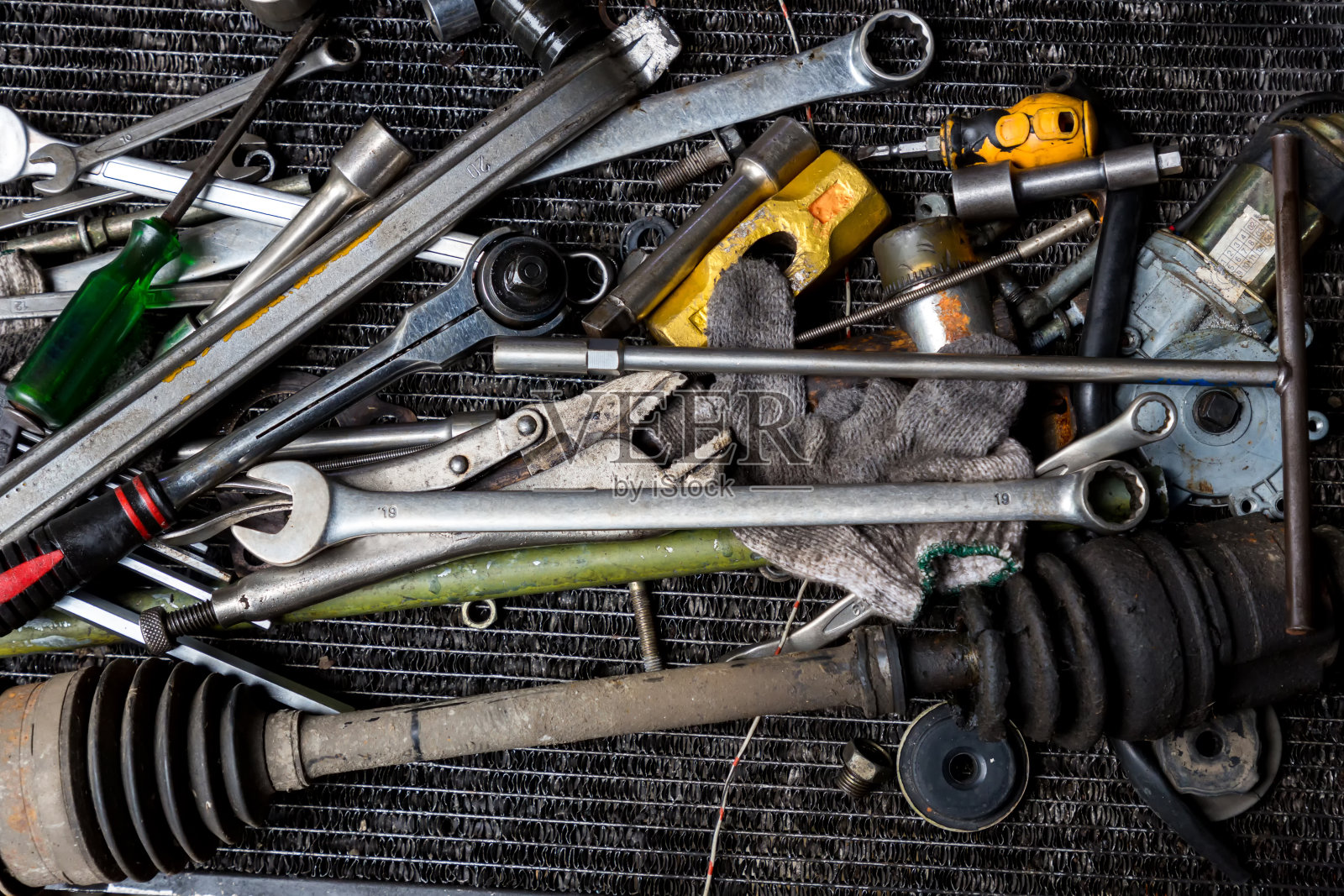 车间地板上的旧工具，老式车库风格的工具。平放旧手工工具，钳子螺丝刀扳手生锈铁器金属工具在车库钢板上照片摄影图片