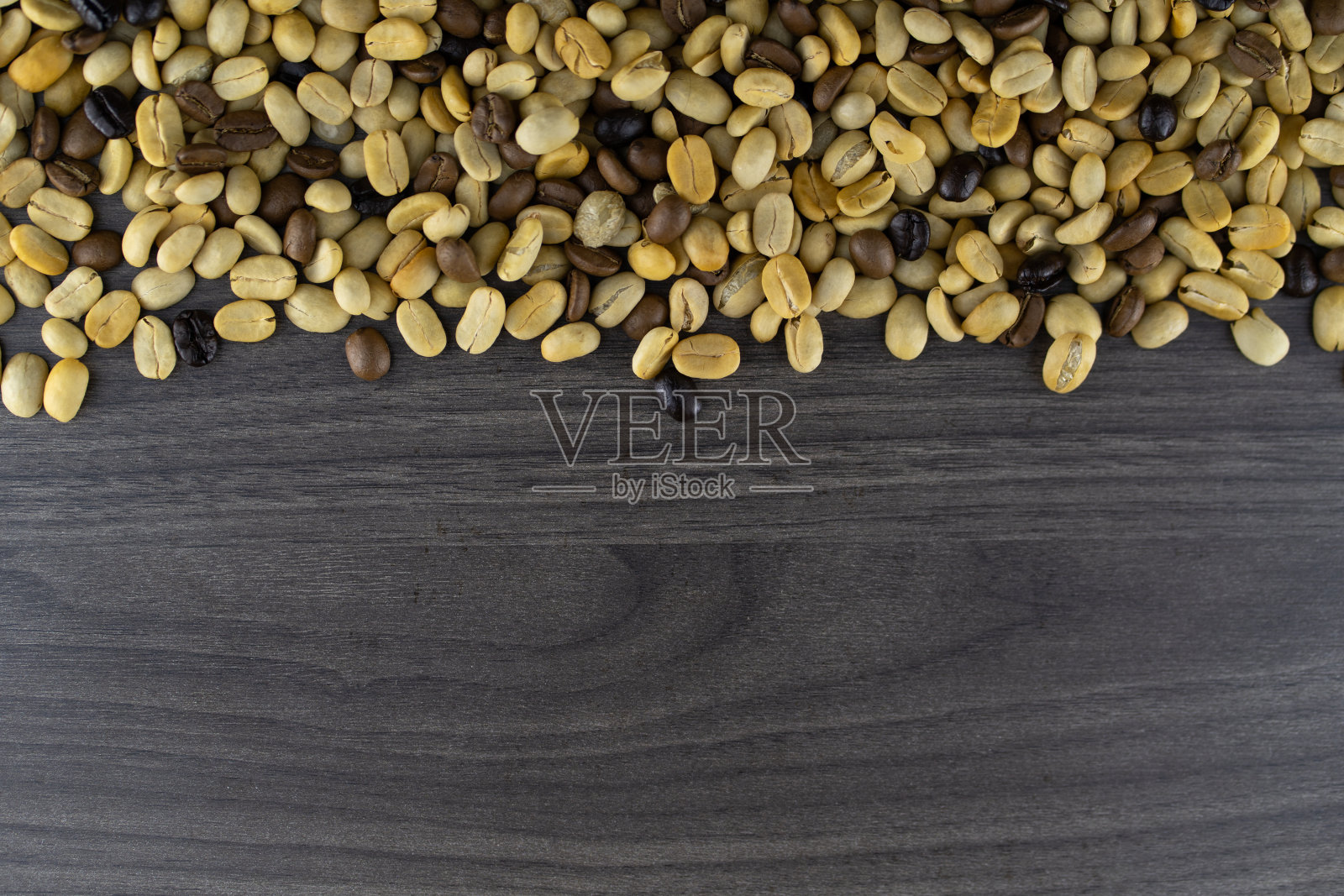 在木质背景下分离的条纹咖啡豆照片摄影图片