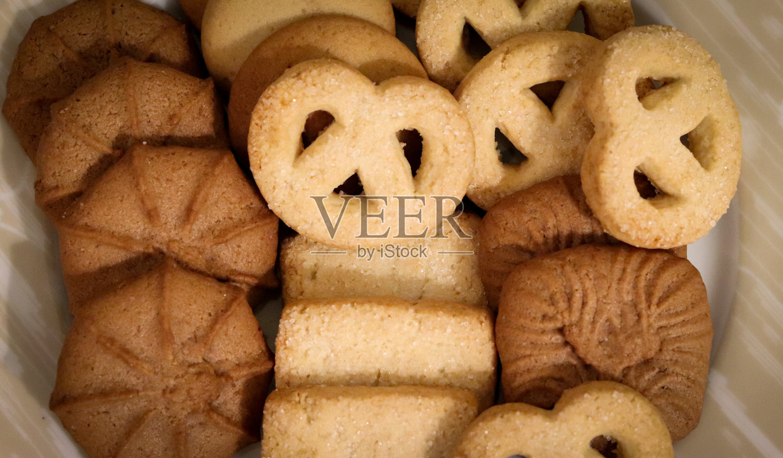 盘子里的黄油饼干照片摄影图片