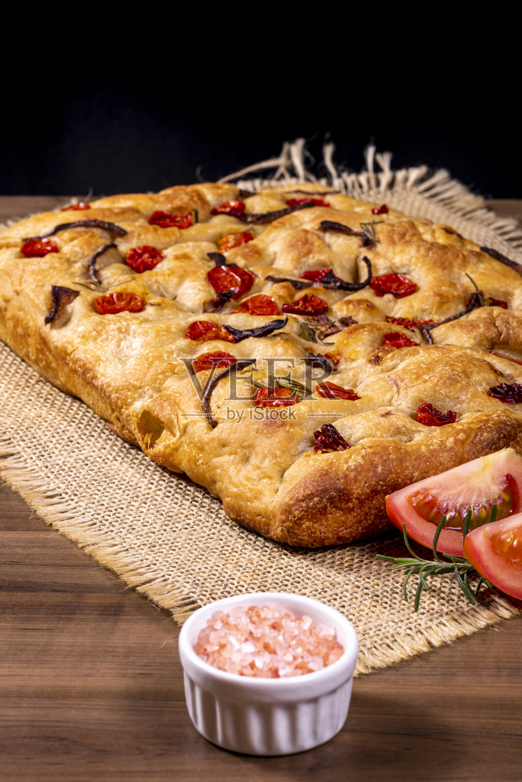 传统的意大利佛卡夏面包配樱桃番茄、黑橄榄和迷迭香照片摄影图片