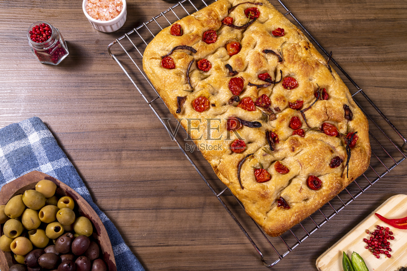 传统的意大利佛卡夏面包配樱桃番茄、黑橄榄和迷迭香照片摄影图片