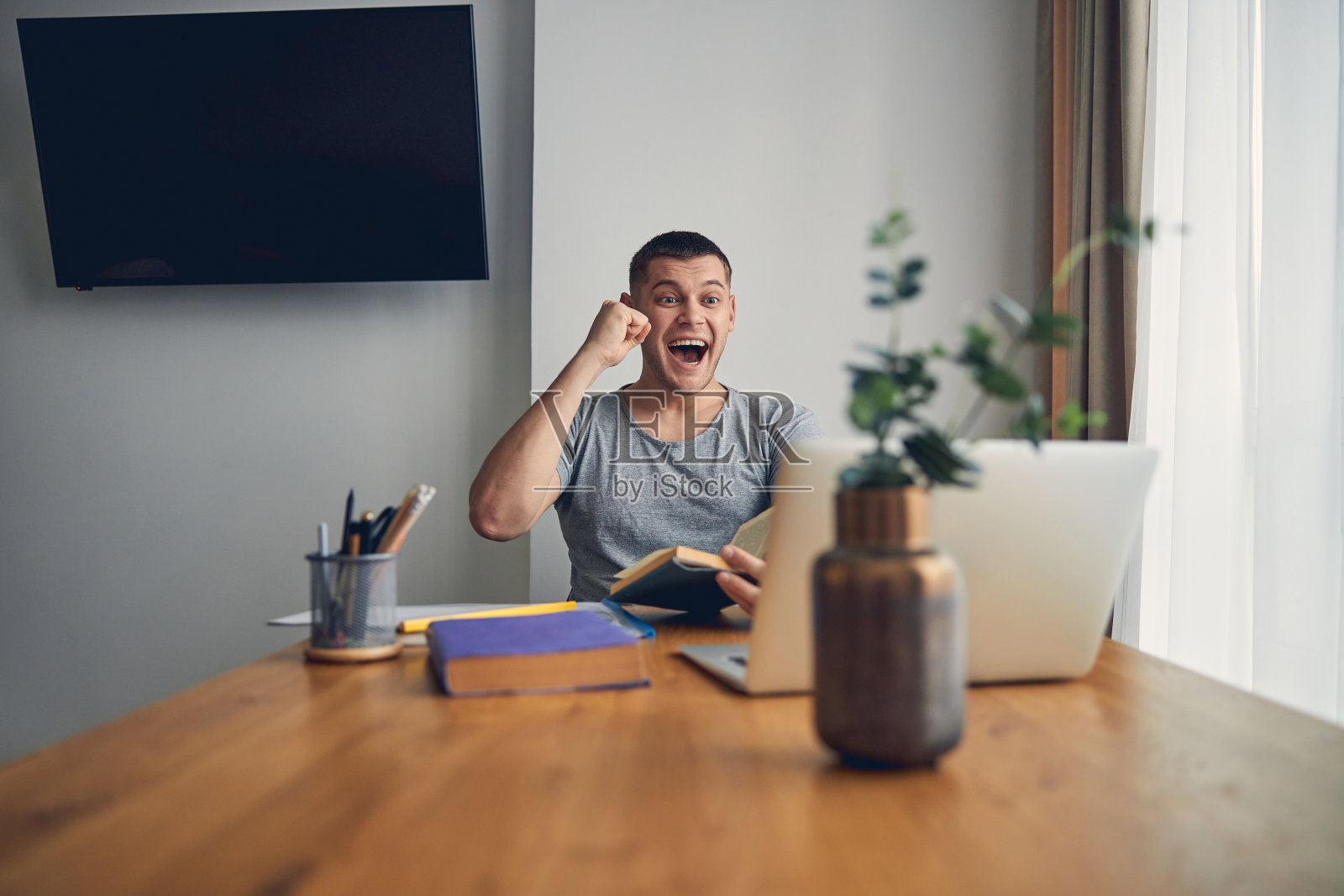 成功的年轻人举起了幸福的手照片摄影图片