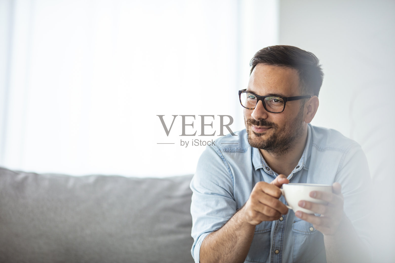 直到喝了第一口，一天才开始。照片摄影图片