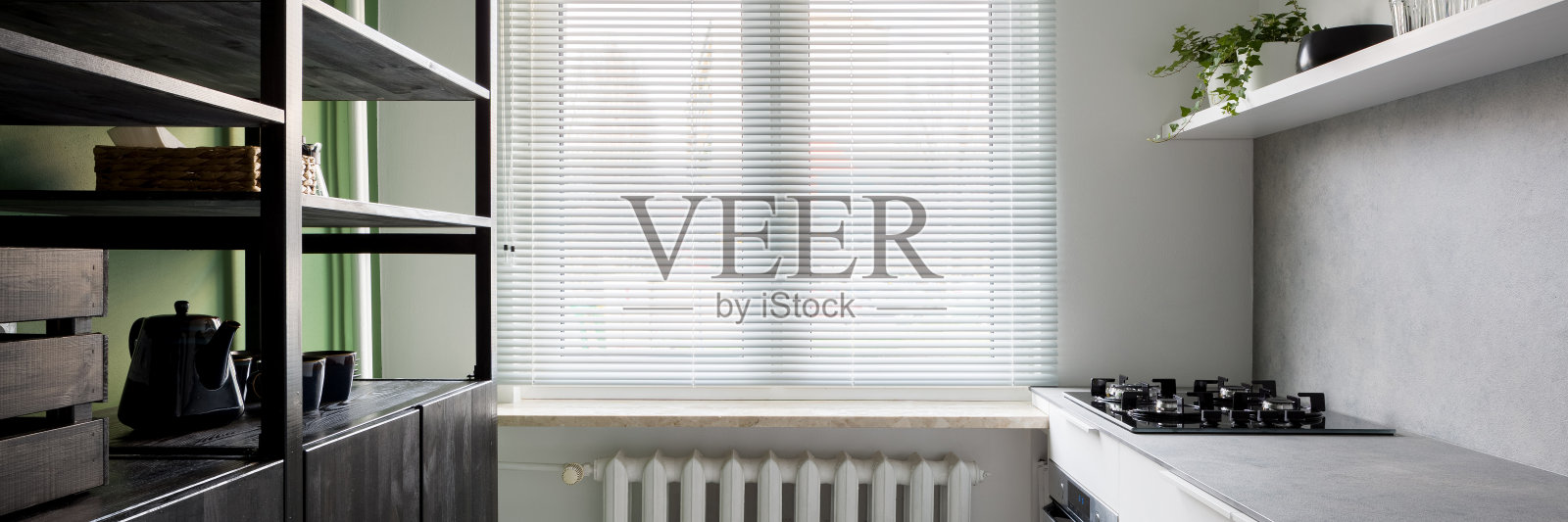 厨房与老式餐具柜，全景照片摄影图片