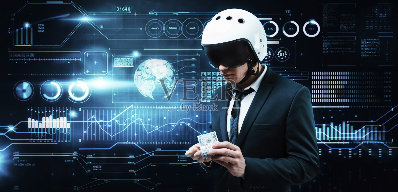 身穿西装和飞行员头盔的商人肖像，手持一捆百元美钞，商业概念照片摄影图片