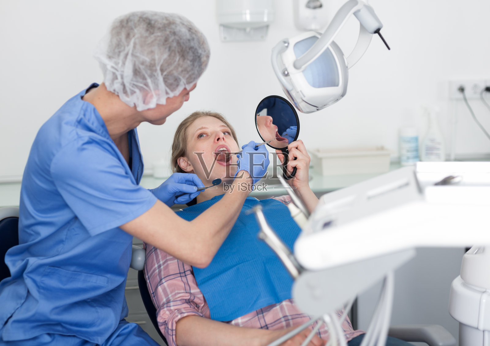 年轻女子在现代牙科诊所进行牙科检查照片摄影图片