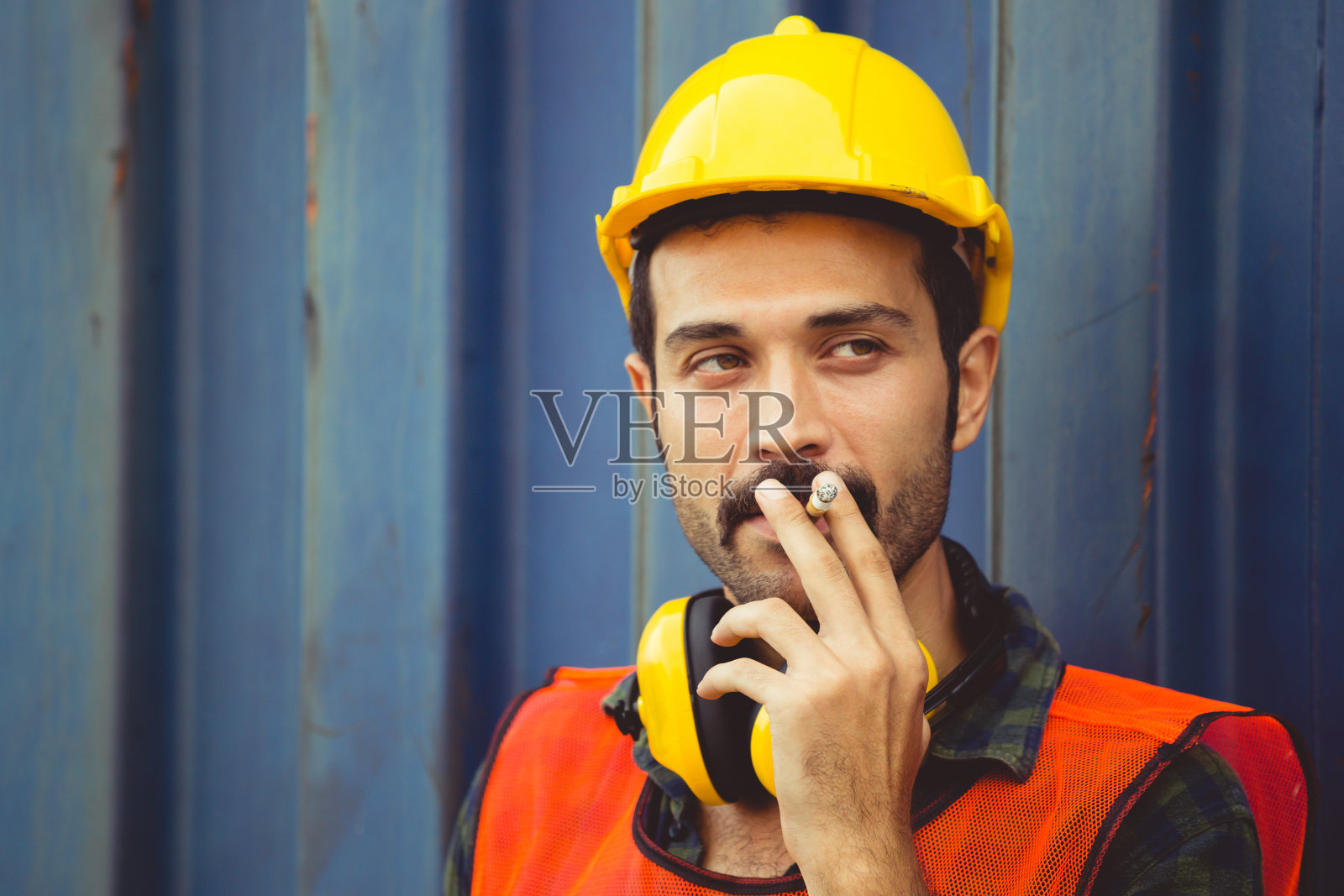 工人吸烟休息，劳工休息吸烟照片摄影图片