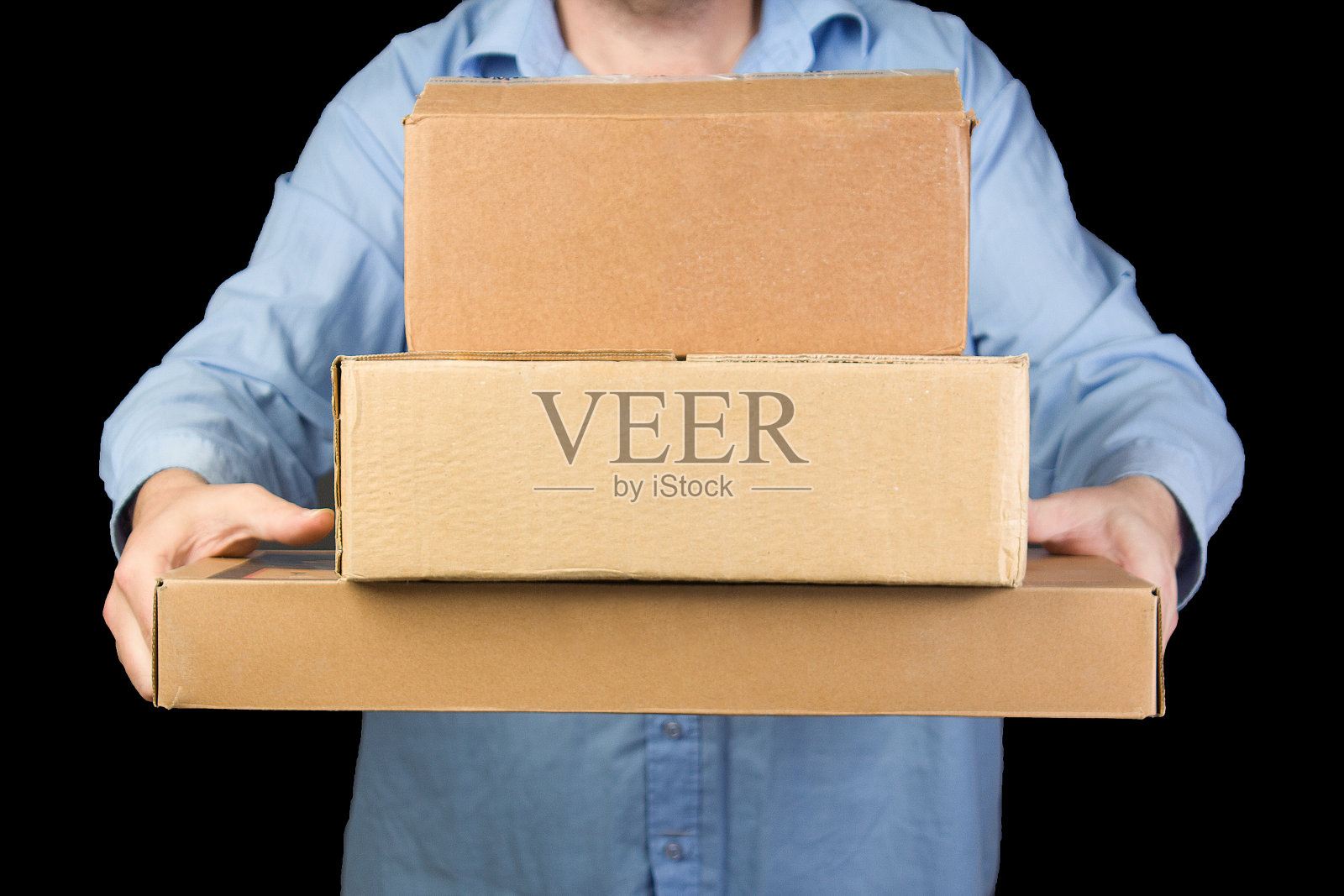 穿蓝衬衫的人拿着三个纸板箱照片摄影图片