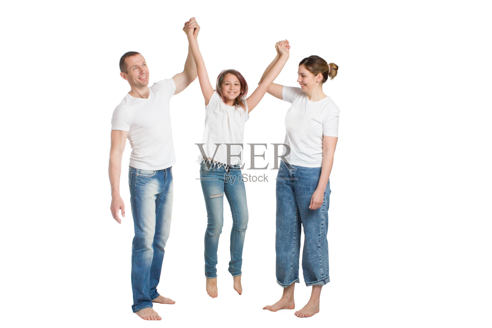 一家人妈妈，爸爸和儿子，穿着便服，与世隔绝照片摄影图片