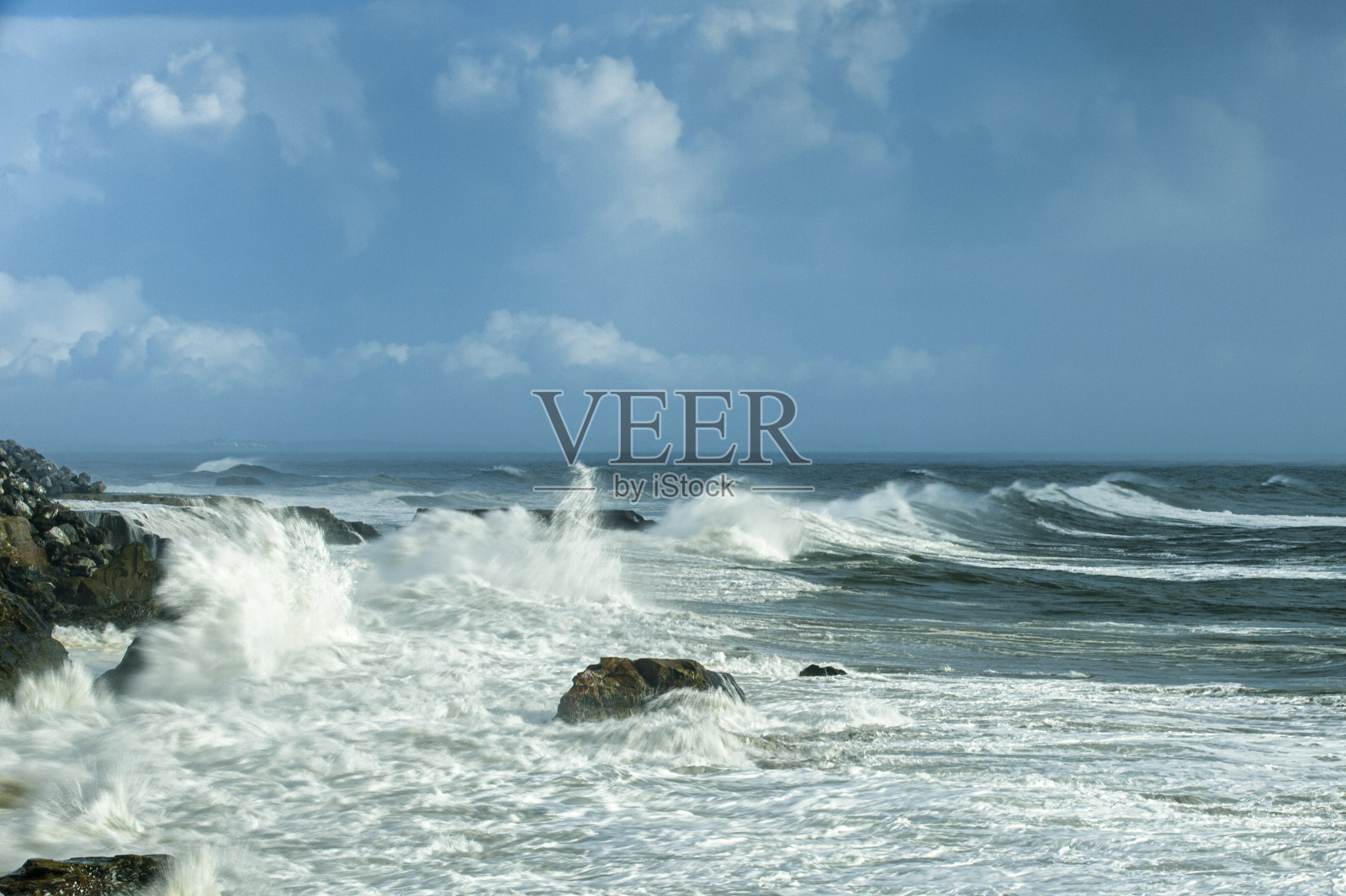 海浪拍打海岸岩石照片摄影图片