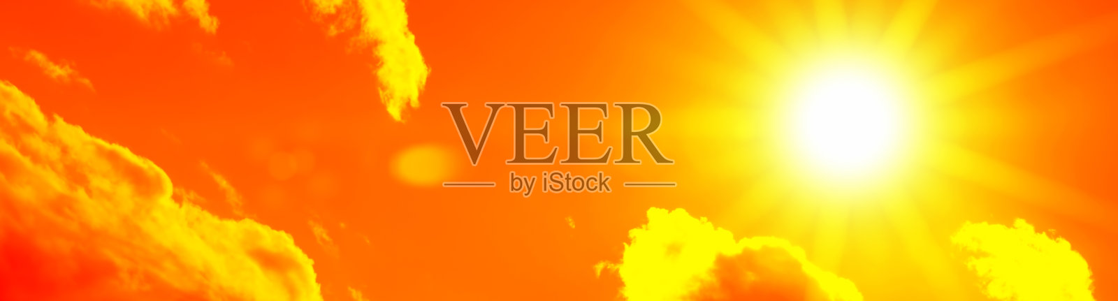 明亮的太阳和美丽的光束在天空和云(色调为红色)照片摄影图片