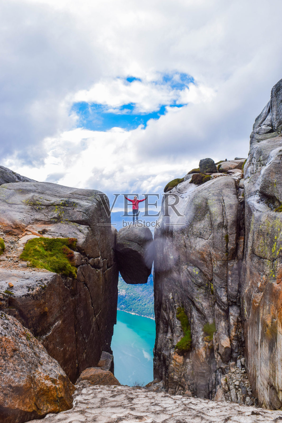 这个徒步旅行的女孩站在谢格拉堡山顶——世界上最危险的石头。照片摄影图片