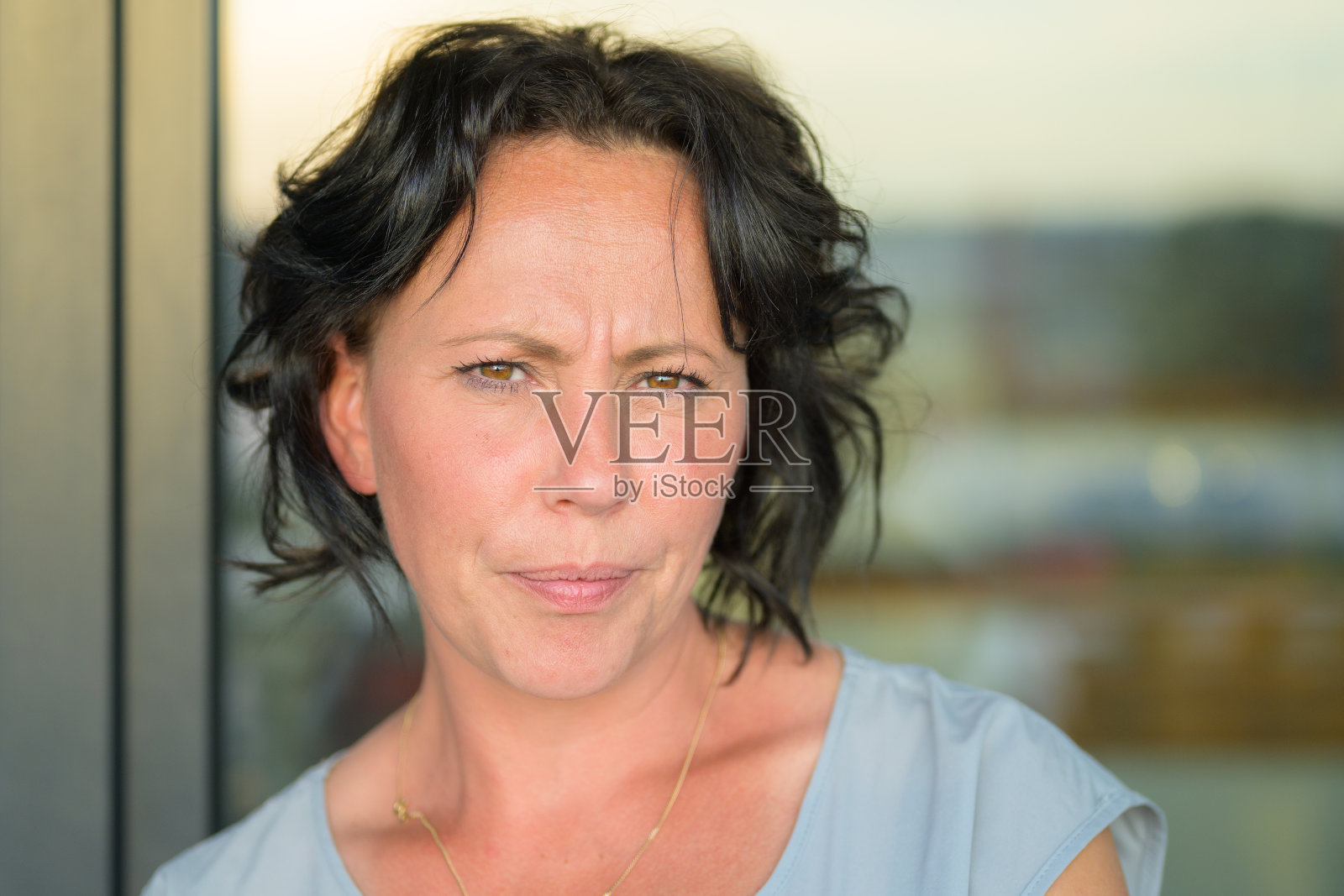 一位西班牙裔妇女专注地看着镜头照片摄影图片