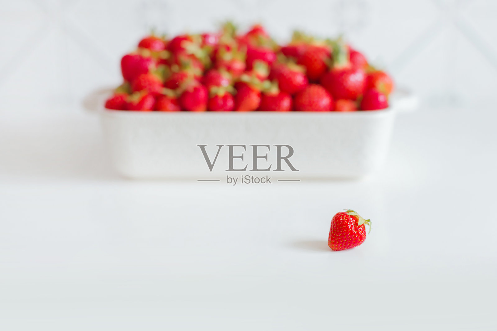 来自生物牧场的鲜红草莓照片摄影图片