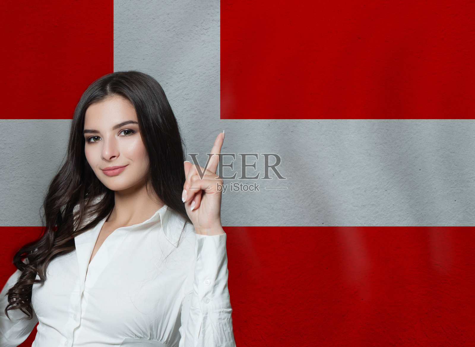 竖起大拇指的女人。教育或经营理念照片摄影图片