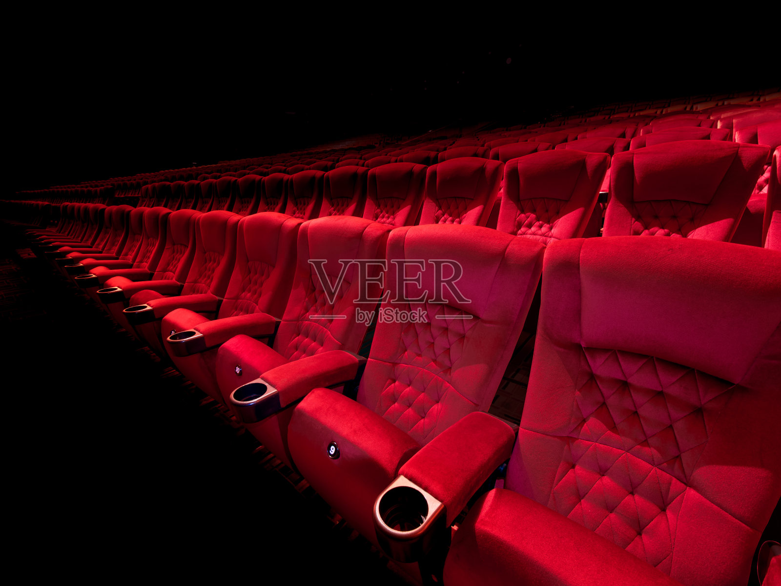 黑暗环境中的剧院座位照片摄影图片