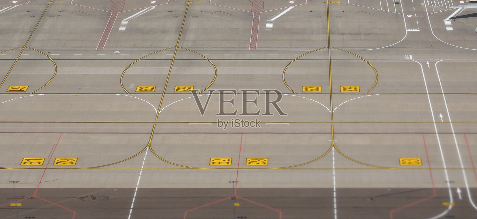 空荡荡的机场跑道照片摄影图片