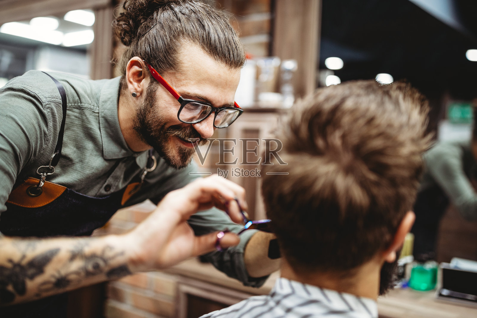 顾客在理发店修胡子照片摄影图片