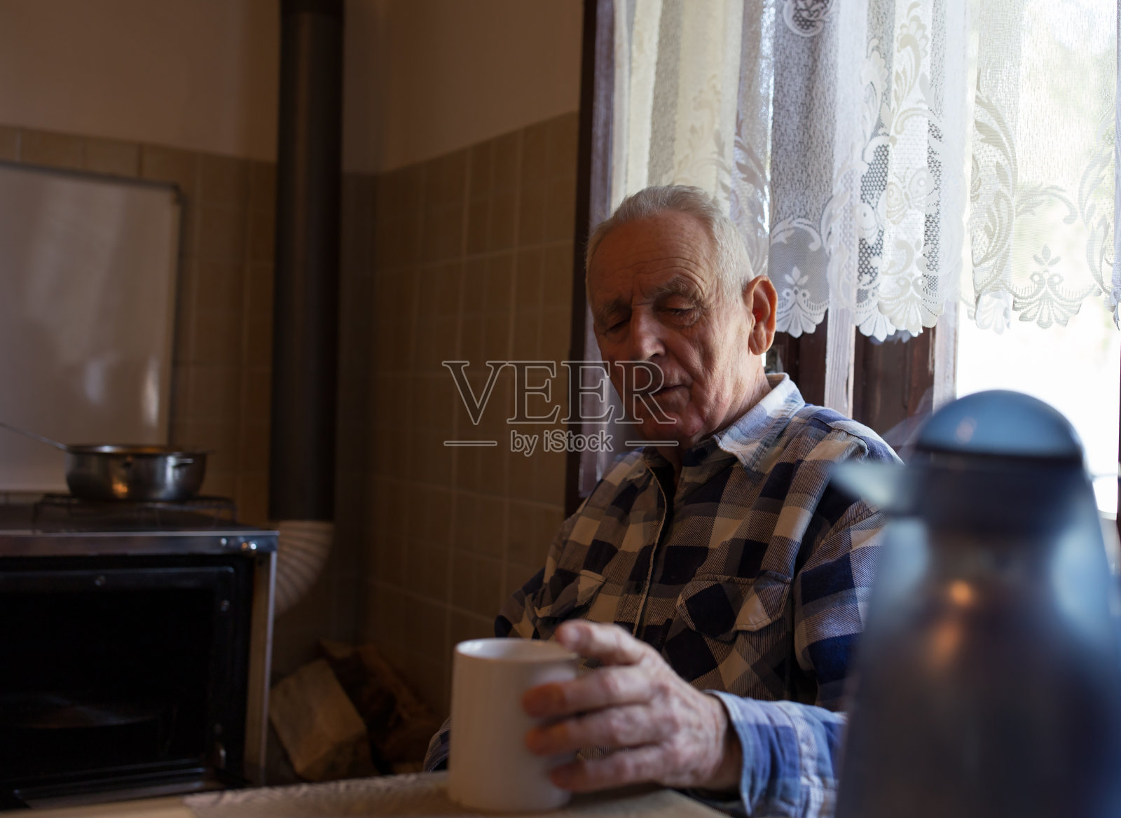 老人在家里喝茶照片摄影图片