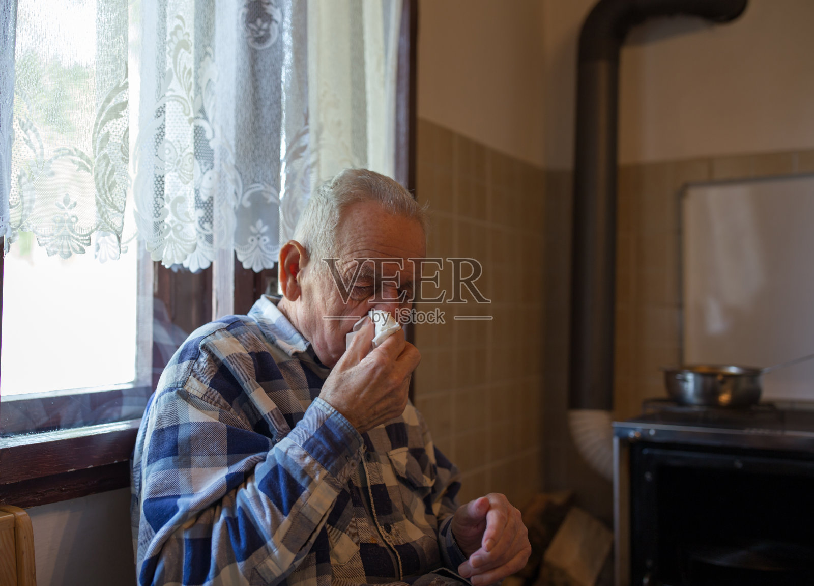 家里有个感冒的老人照片摄影图片