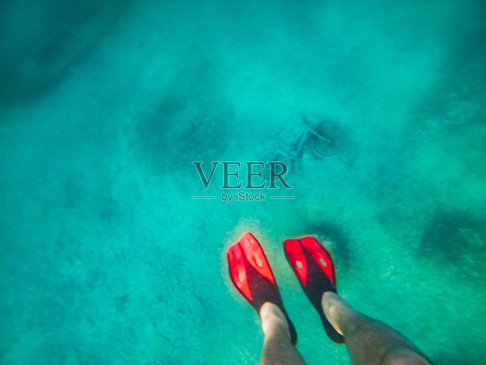 海洋污染，旧生锈的自行车底部照片摄影图片