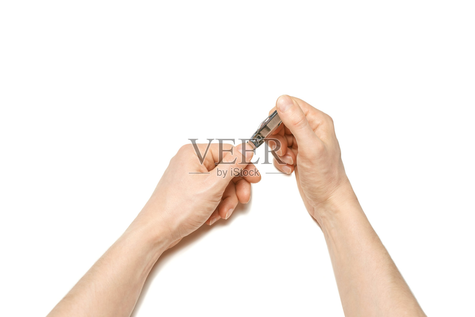 男人在家修指甲。自我手例行公事照片摄影图片