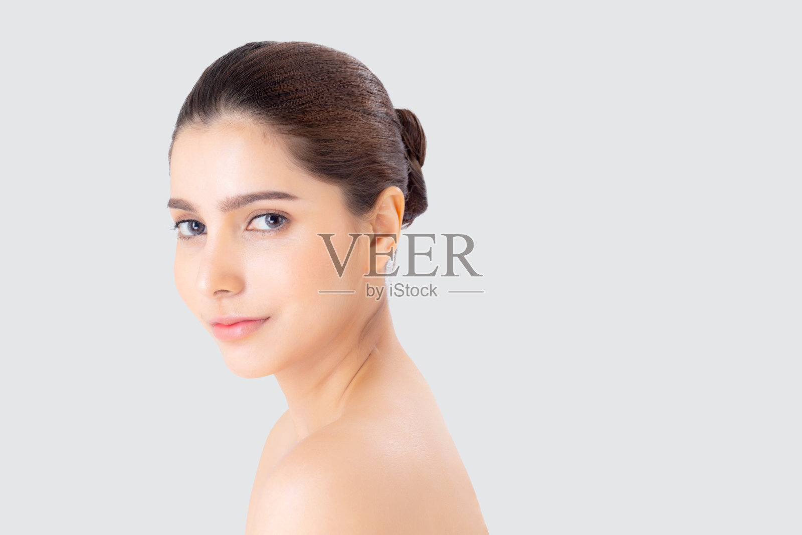 美丽肖像亚洲女性化妆化妆品，美丽的女孩与脸微笑迷人孤立在白色的背景，完美的健康和保健理念。照片摄影图片