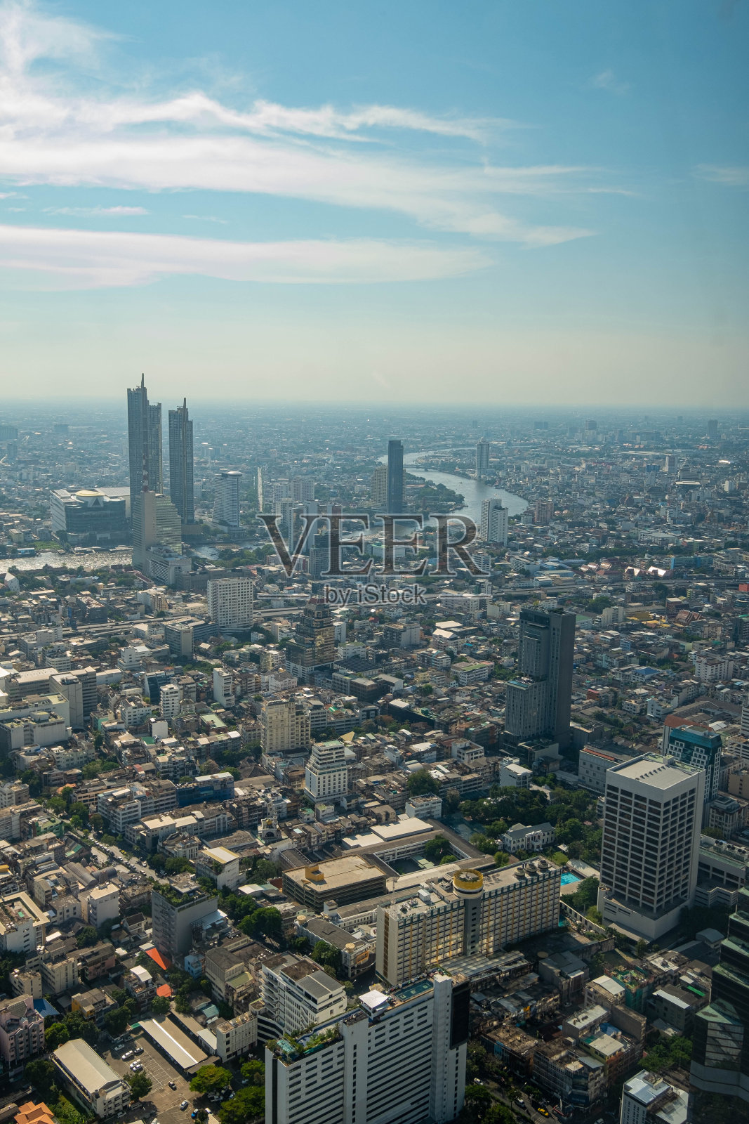 空中的曼谷城市景观，巨大的湄南河曲线和超级美丽的阳光。曼谷最高建筑上的新观景台。照片摄影图片