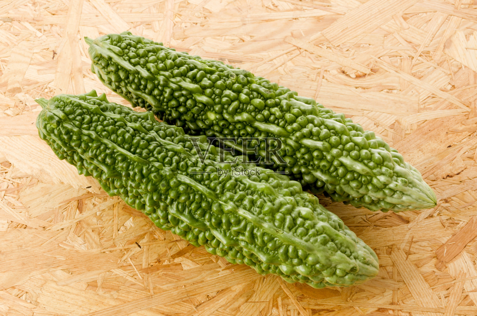 新鲜的戈雅，夹板背景上的苦瓜照片摄影图片