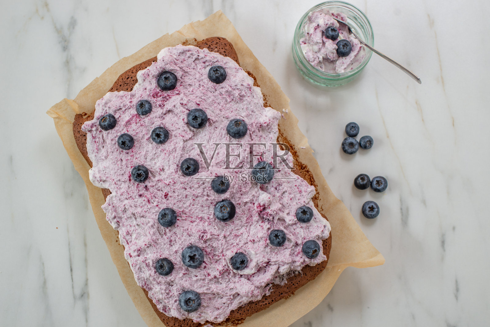 蓝莓巧克力布朗尼照片摄影图片