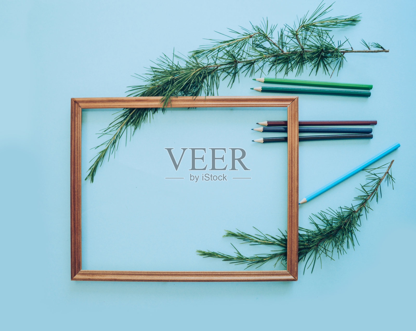 秋天作文用树叶、铅笔、画框和一张纸作文字。新学年开始照片摄影图片