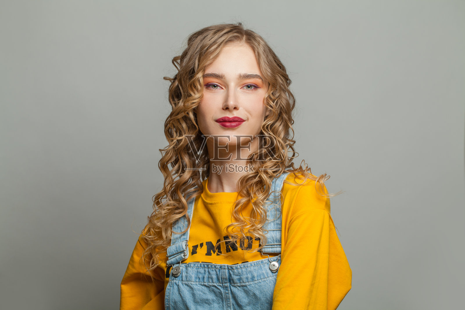 时尚肖像的年轻休闲女人照片摄影图片