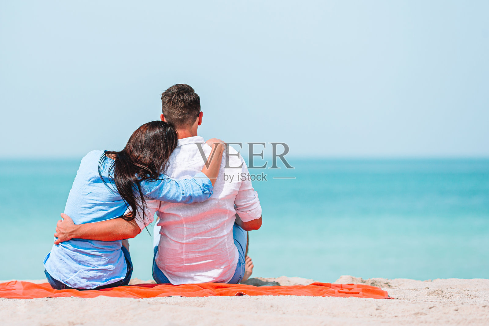 在白色海滩上度假的年轻情侣照片摄影图片