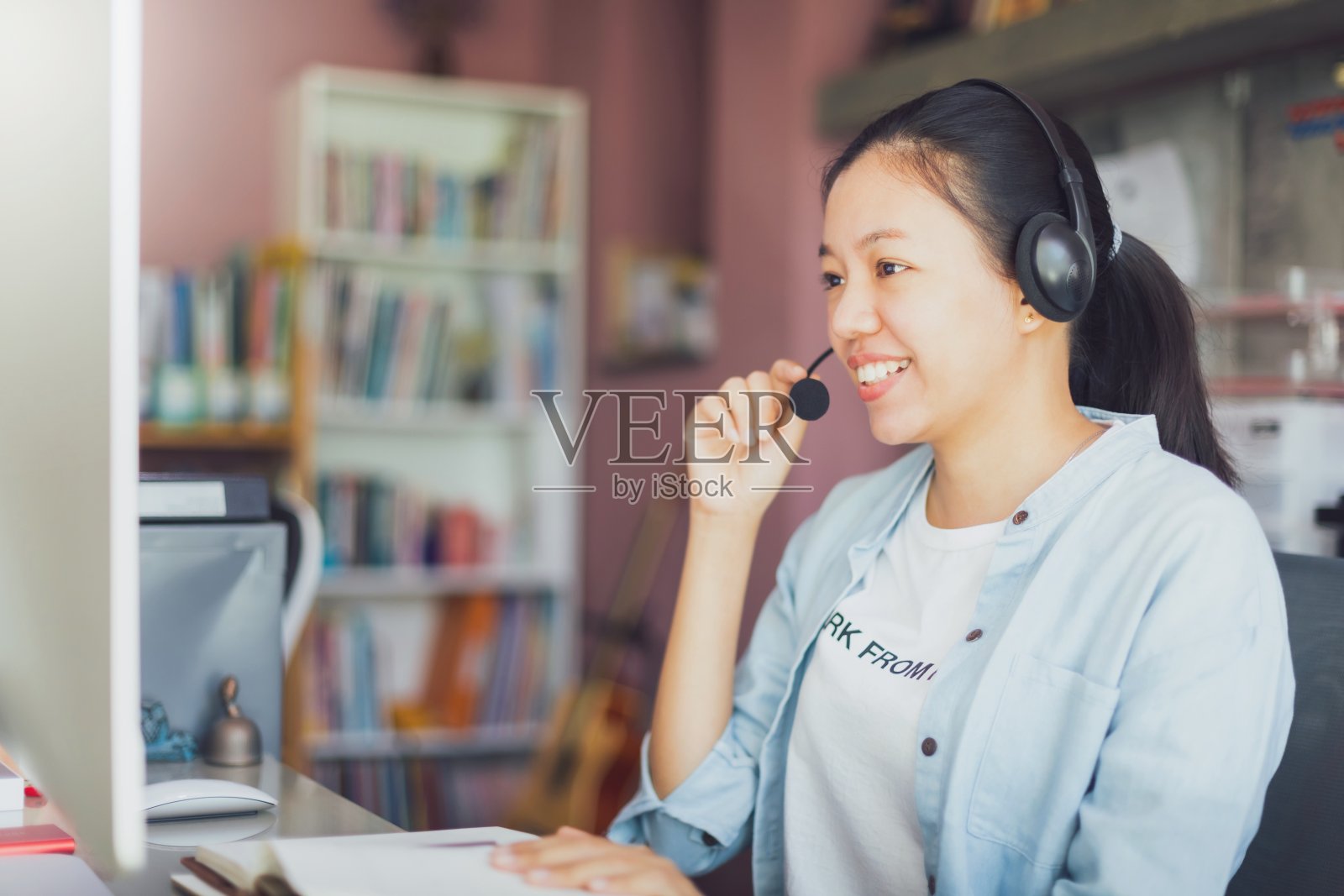 亚洲年轻的商业女性从家庭办公室视频电话。封锁、隔离和社交距离的新常态生活理念，以阻止冠状病毒疾病的传播。远程在线工作技术。照片摄影图片