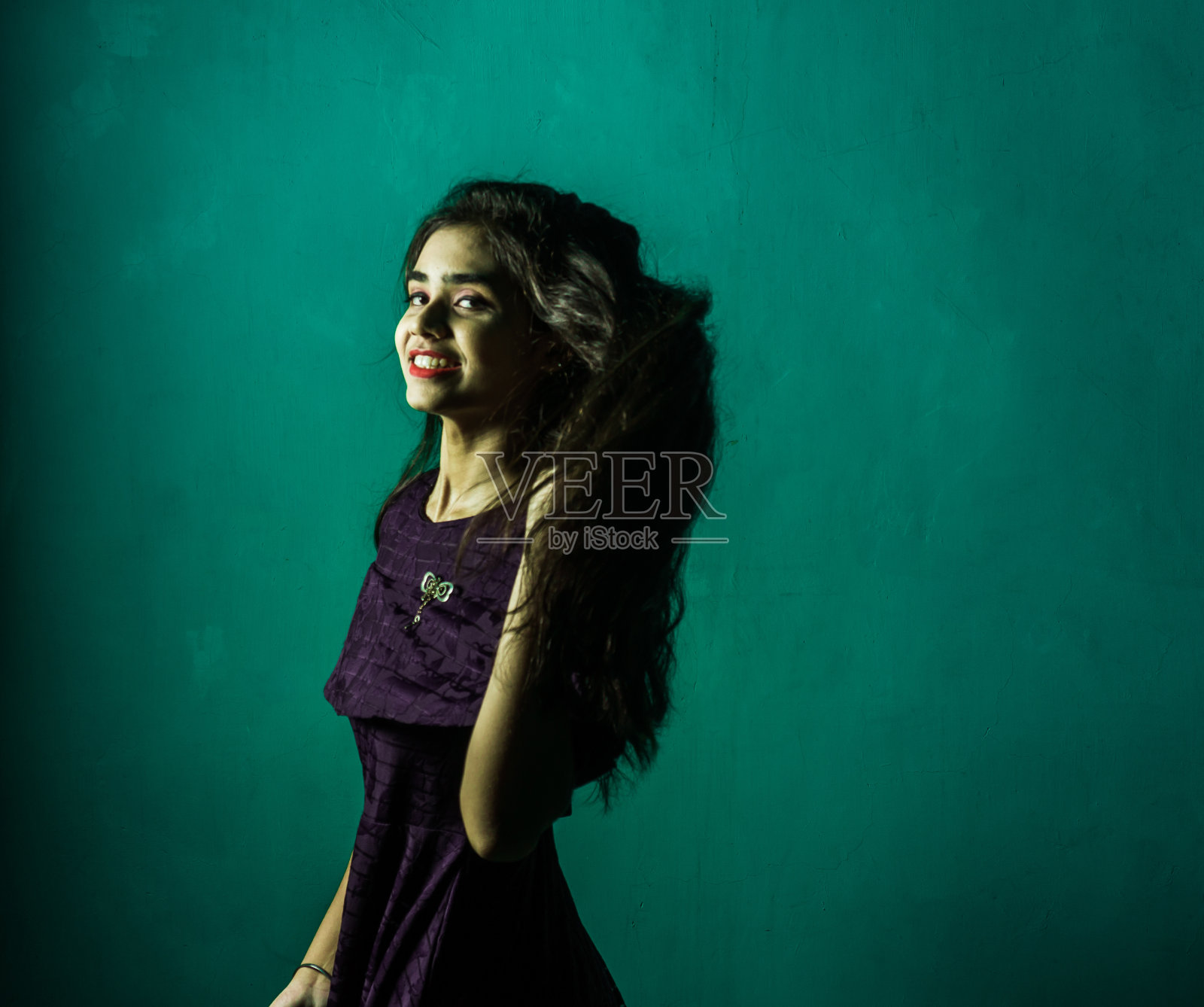 穿着西式服装的少女模特照片摄影图片