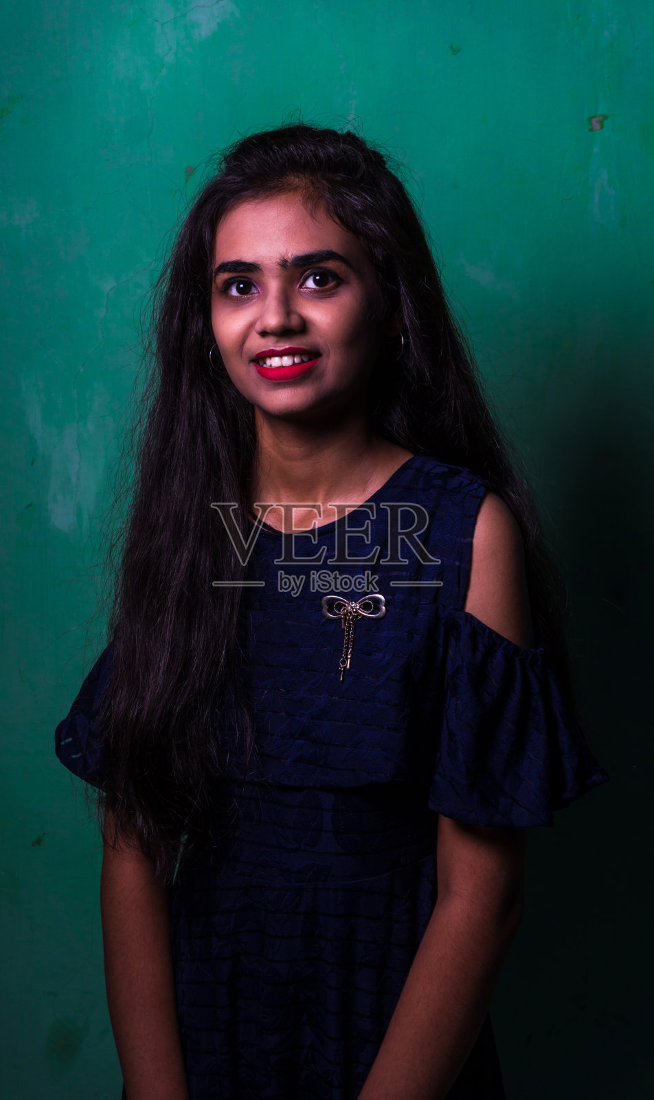 穿着西式服装的少女模特照片摄影图片