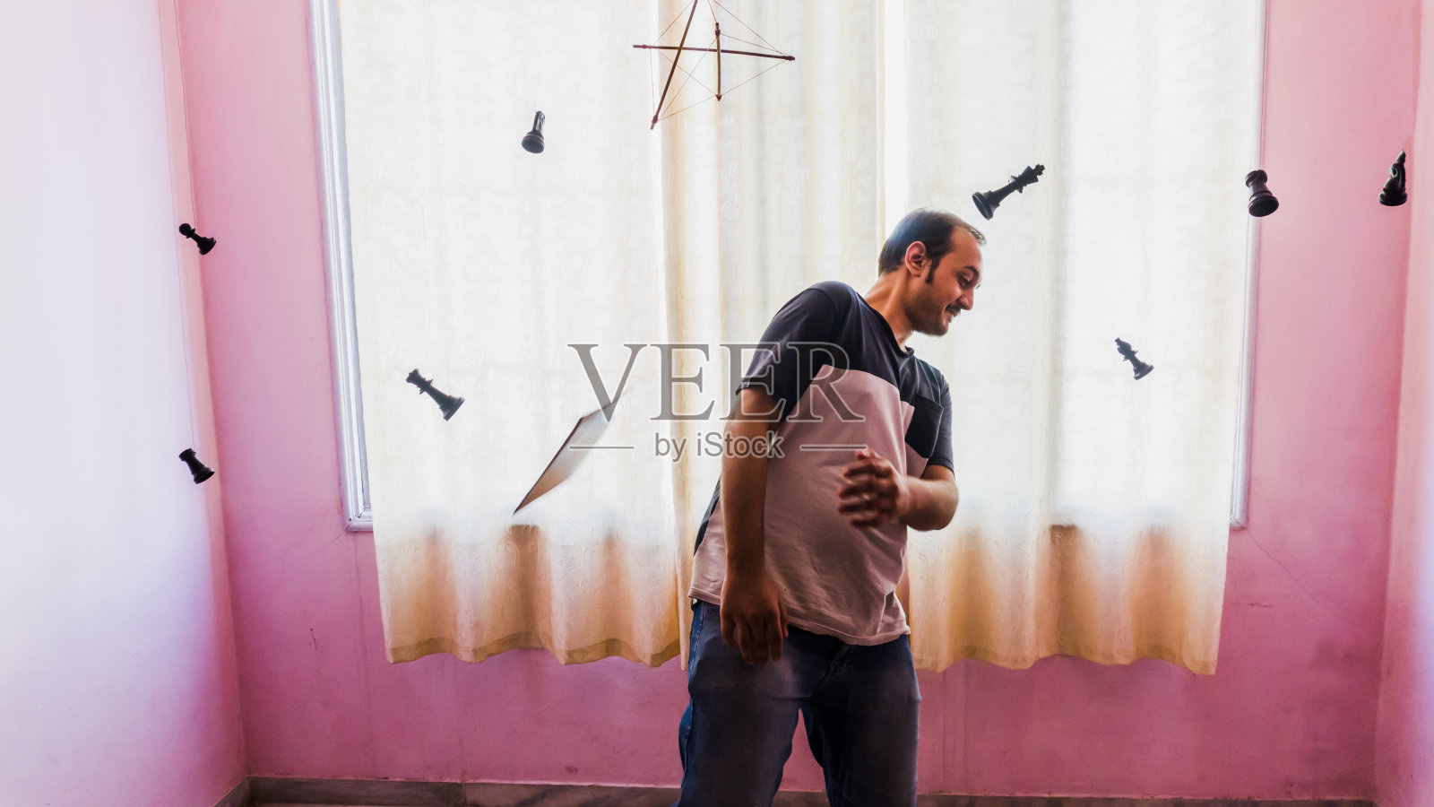 棋子之间的人照片摄影图片