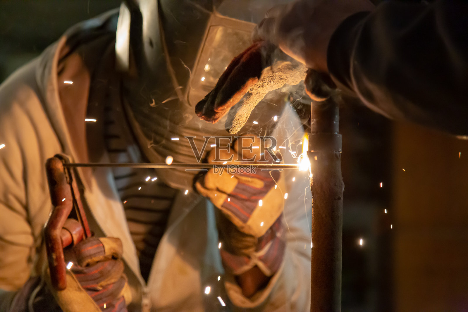 在车库里焊接生锈的管子。工业系列。照片摄影图片