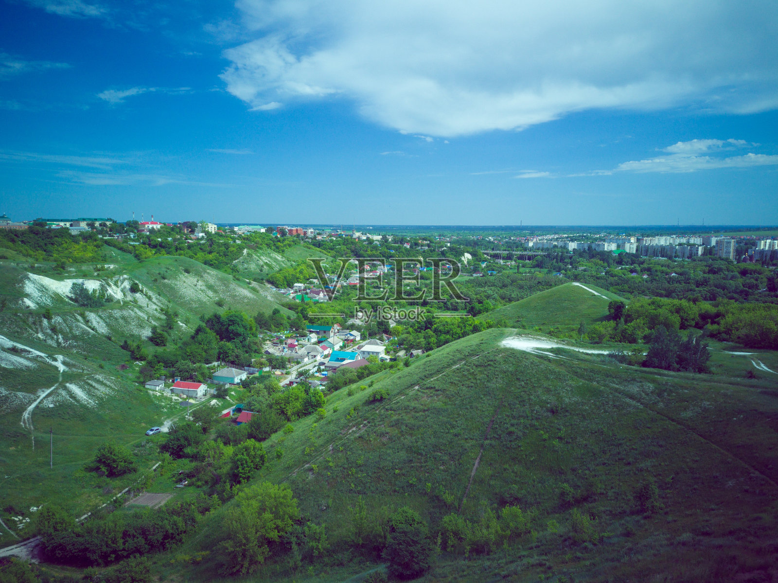夏季乡村鸟瞰图。鸟瞰图的村庄在林区照片摄影图片