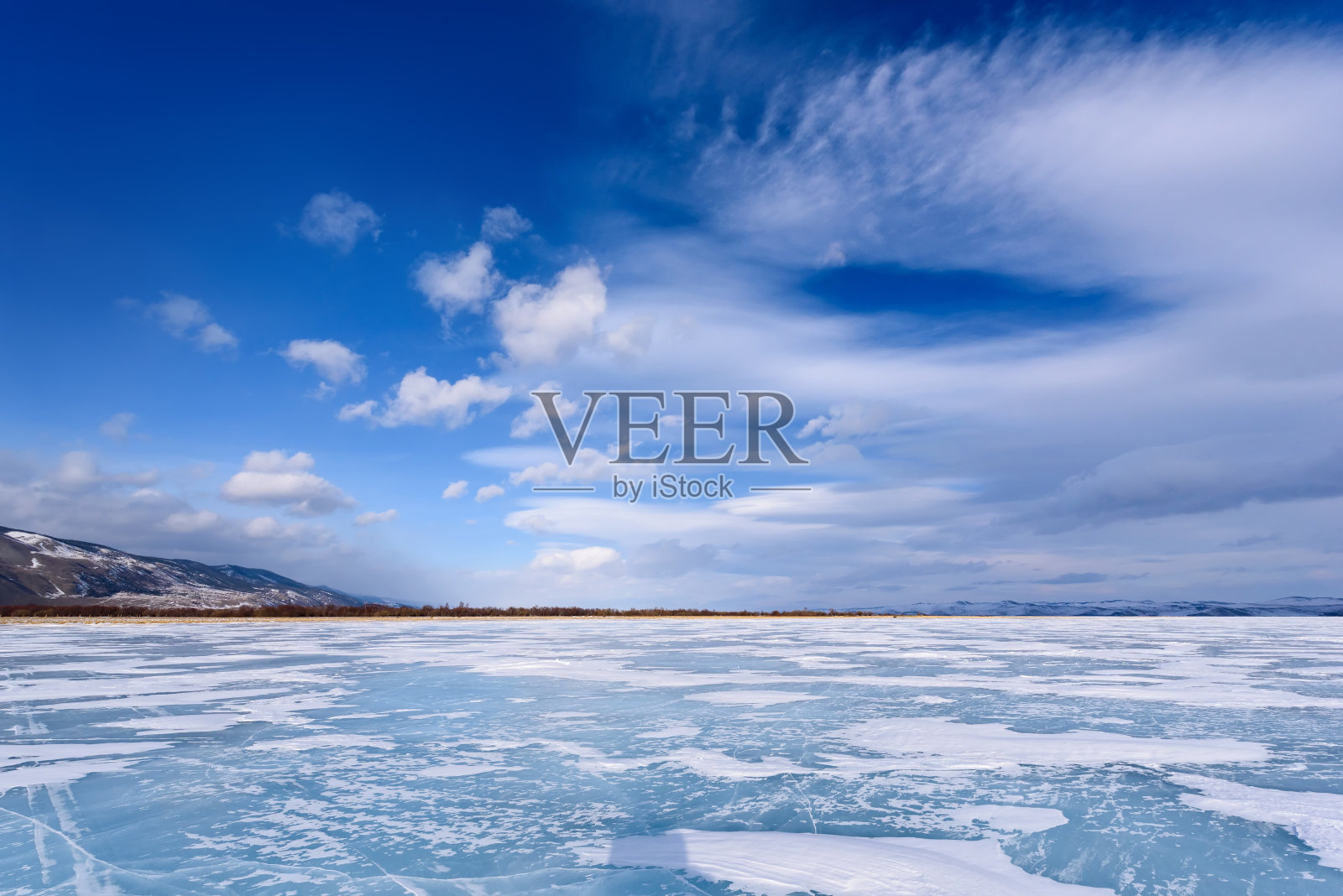 冰冻的贝加尔湖。在霜冻的日子里，美丽的层云在冰面上。照片摄影图片