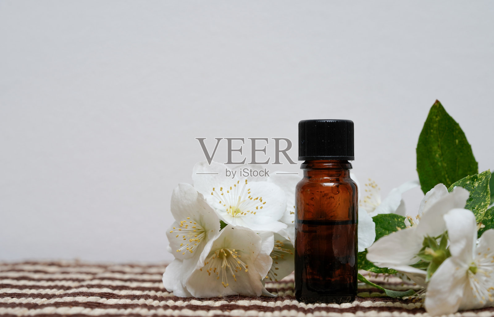 水疗静物与精油和白色茉莉花照片摄影图片