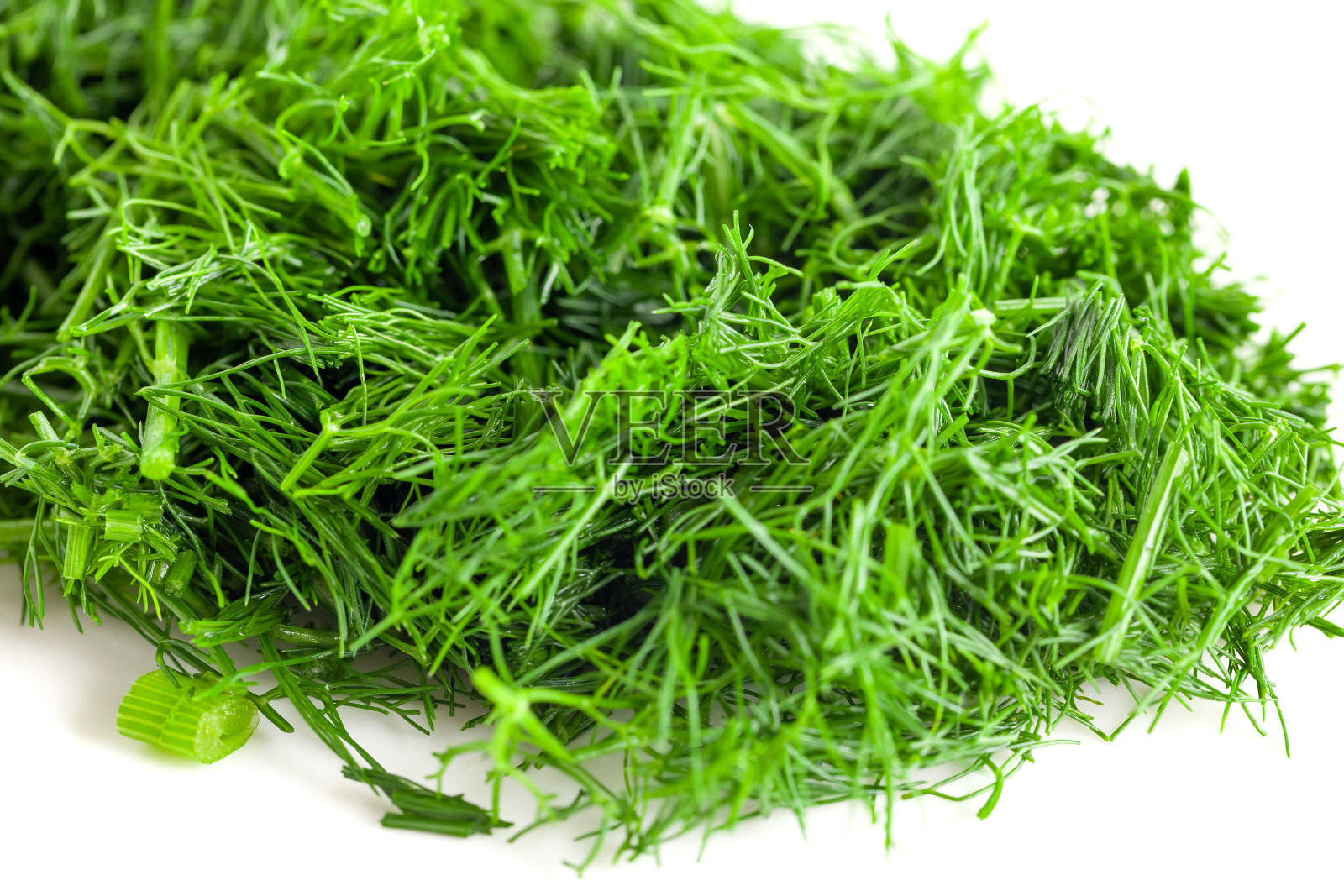 小茴香切成小块，孤立在白色背景上，新鲜的小茴香照片摄影图片