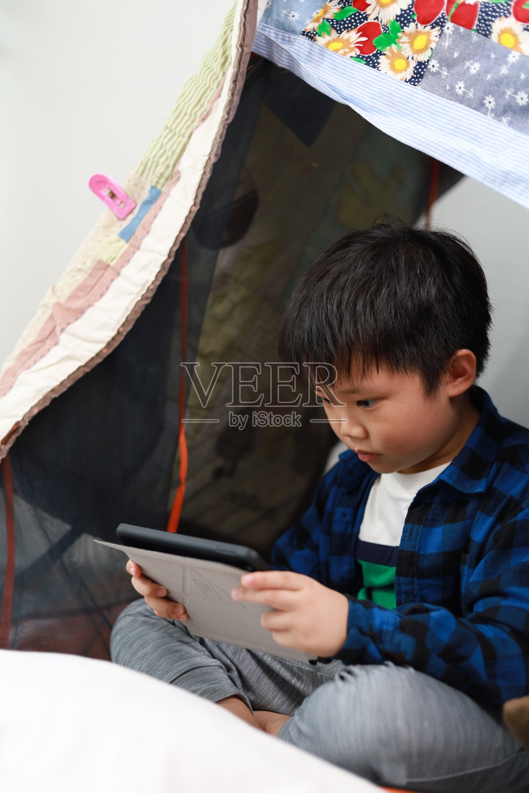 男孩在家里用数码平板电脑照片摄影图片