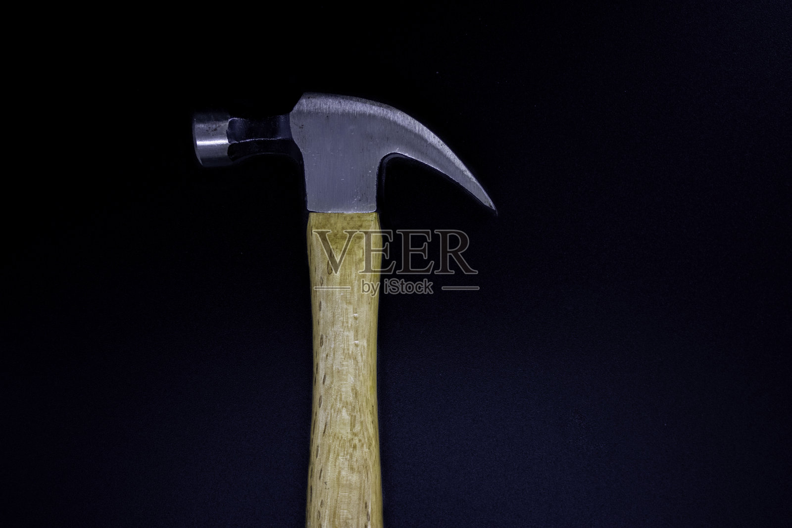 用钉子锤在黑色背景上照片摄影图片