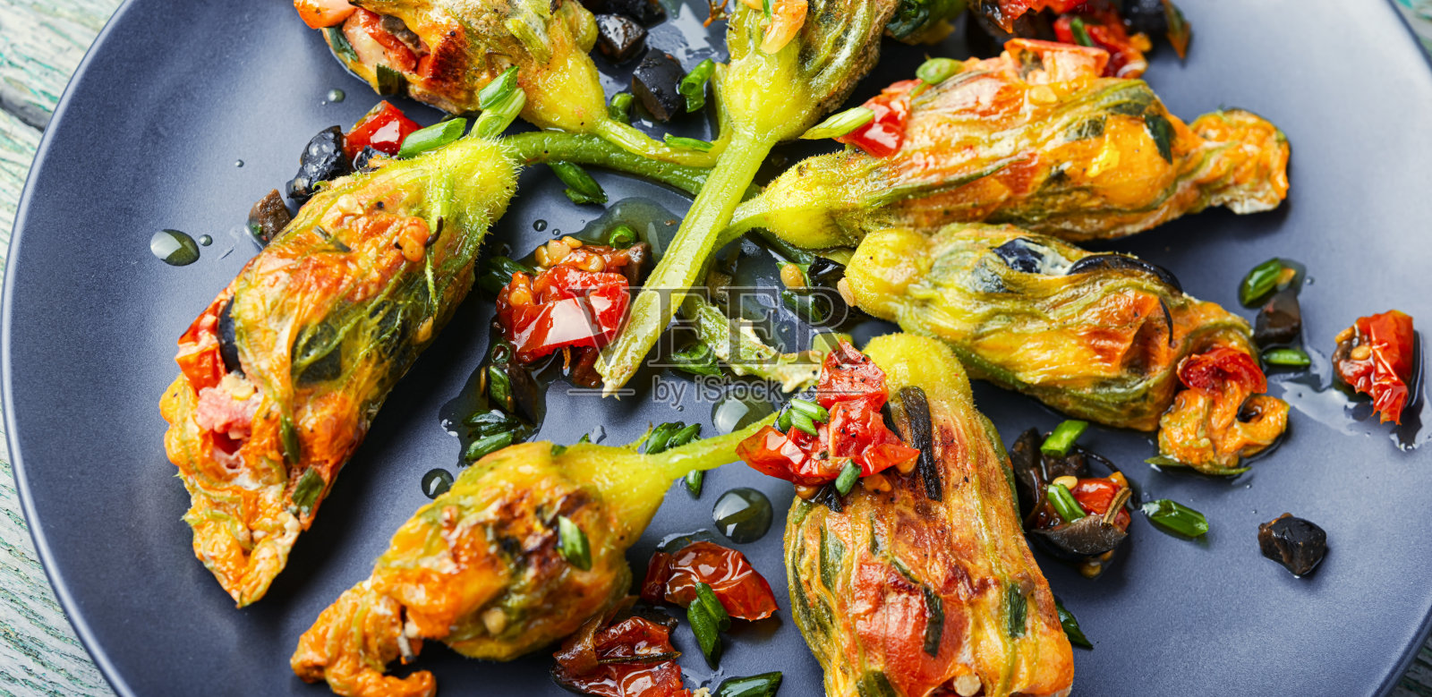 炸西葫芦花馅。照片摄影图片